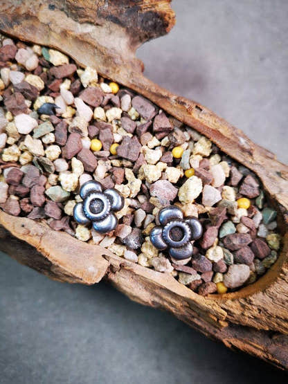 Amulet Pendant,Mini Gesang Flower,Mala Prayer Beads Accessories - Tibetan Buddhist mala beads, close-up detail