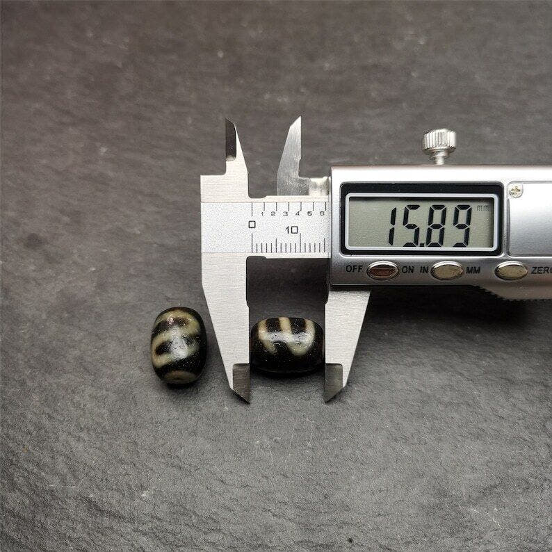 Pair of Dzi Bead 0.47" - Tibetan dzi bead, size reference