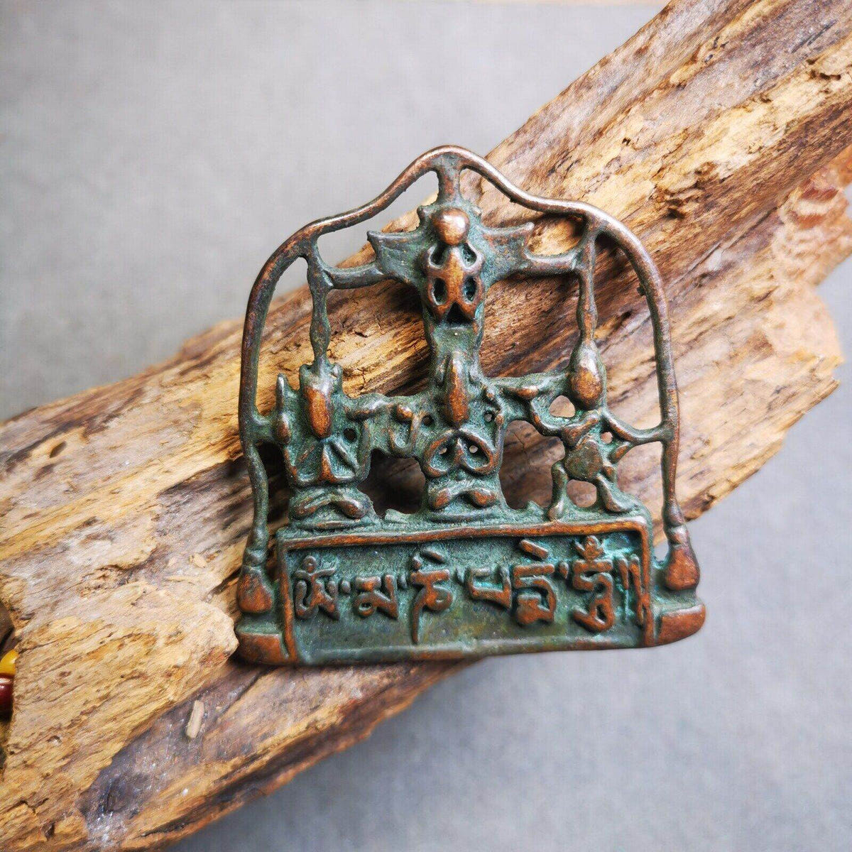 Buddha Statue Badge,Three Great Chenrezig,Manjushri,Vajrapani - Tibetan Buddhist statue, front view