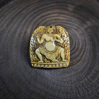Vajrapani - Antique Tibetan Kapala Amulet - Hand-Carved - Late 19th–Early 20th Century - Tibetan Buddhist amulet, detailed view