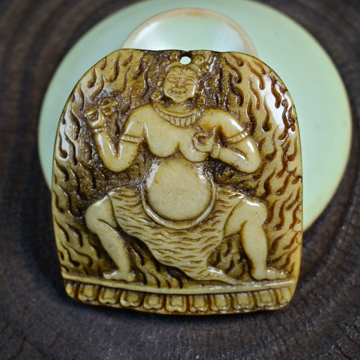 Vajrapani - Antique Tibetan Kapala Amulet - Hand-Carved - Late 19th–Early 20th Century - Tibetan Buddhist amulet, close-up detail