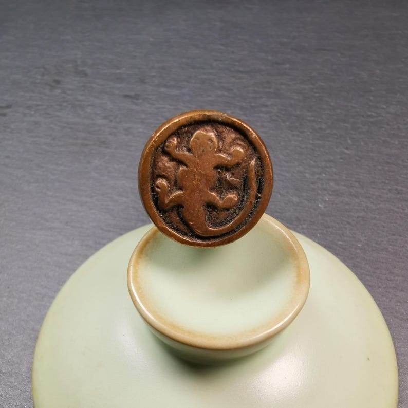 Seal Stamp Amulet - Gecko Pattern - Tibetan Buddhist amulet, close-up detail