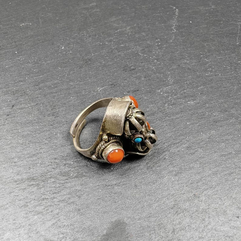 Silver Ring - Tibetan Buddhist vajra, detailed view
