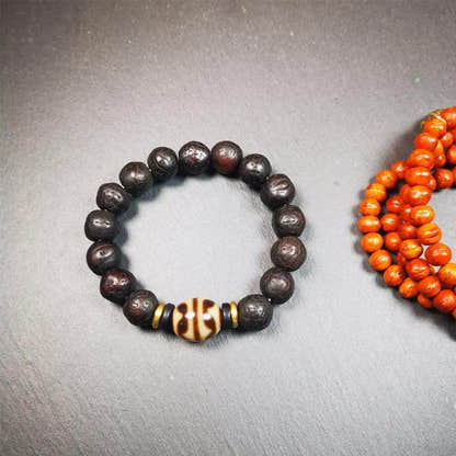 Tiger Tooth Dzi Bracelet - Tibetan dzi bead, detailed view