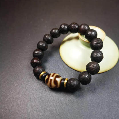 Tiger Tooth Dzi Bracelet - Tibetan dzi bead, close-up detail