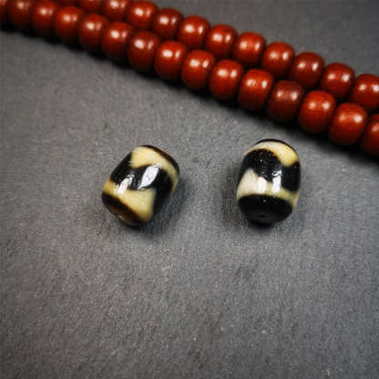 1 Pair of Tiger Tooth Dzi Beads 0.47" - Tibetan dzi bead, front view