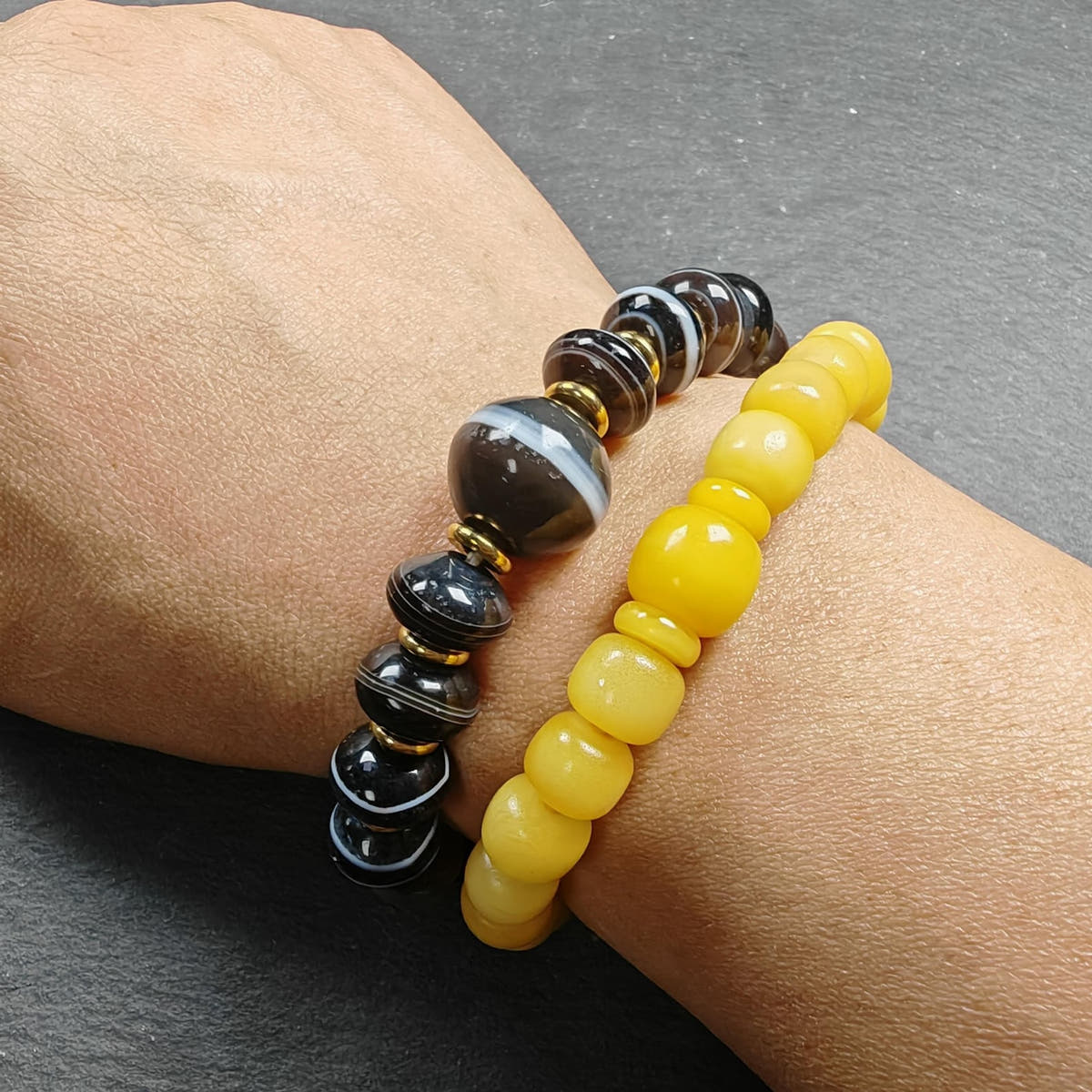Tibetan Dzi Wrist Mala Medicine Buddha Bracelet - Decades Old - Tibetan Buddhist mala beads, detailed view