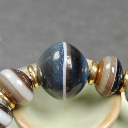 Authentic Tibetan Dzi Wrist Mala - Brown Medicine Buddha Bracelet - Decades Old - Tibetan Buddhist mala beads, detailed view