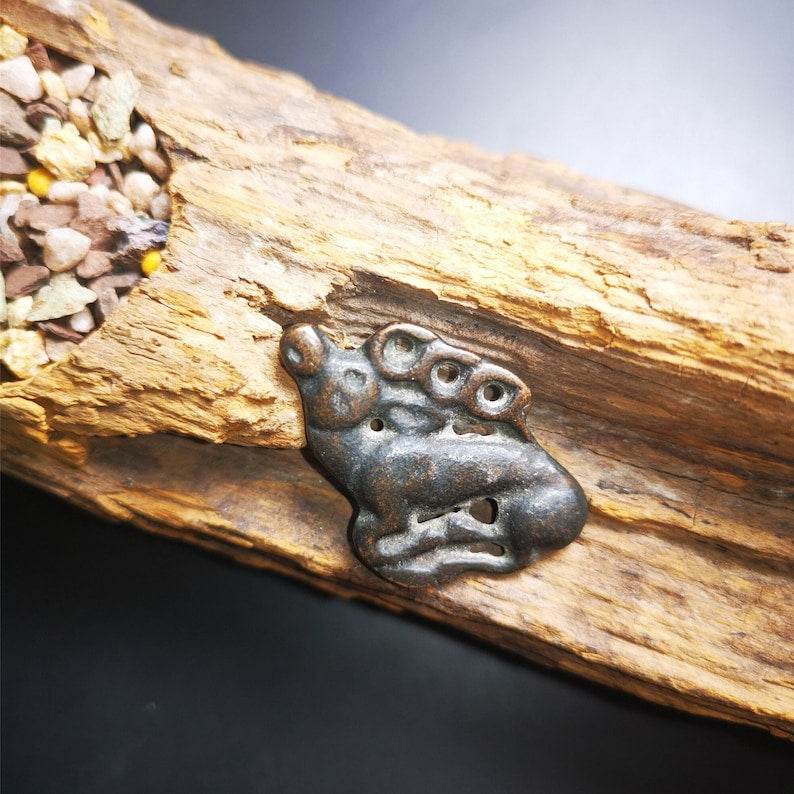 Antique Deer Amulet Badge,Tibetan Buddhist Pendant,Made of Thokcha,60 Years Old - Tibetan Buddhist amulet, front view