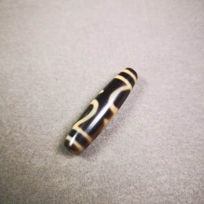 Ritual Vase Dzi Bead - Tibetan dzi bead, detailed view