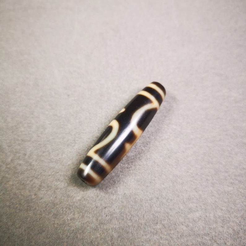 Ritual Vase Dzi Bead - Tibetan dzi bead, detailed view