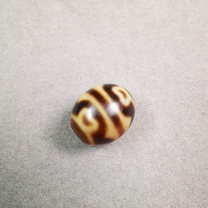Lotus Dalo Dzi Bead - Tibetan dzi bead, detailed view