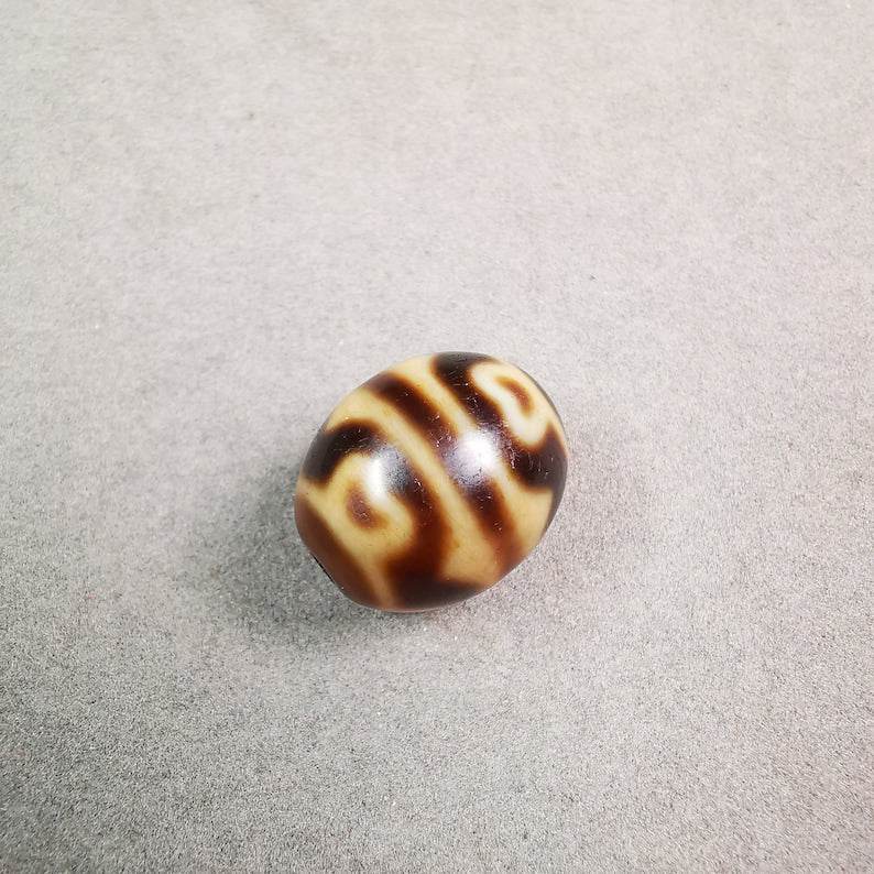 Lotus Dalo Dzi Bead - Tibetan dzi bead, detailed view