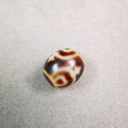 Round Treasure Vase Dzi Bead - Tibetan dzi bead, detailed view
