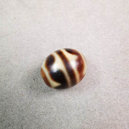 Tiger Tooth Dalo Dzi Bead - Tibetan dzi bead, detailed view