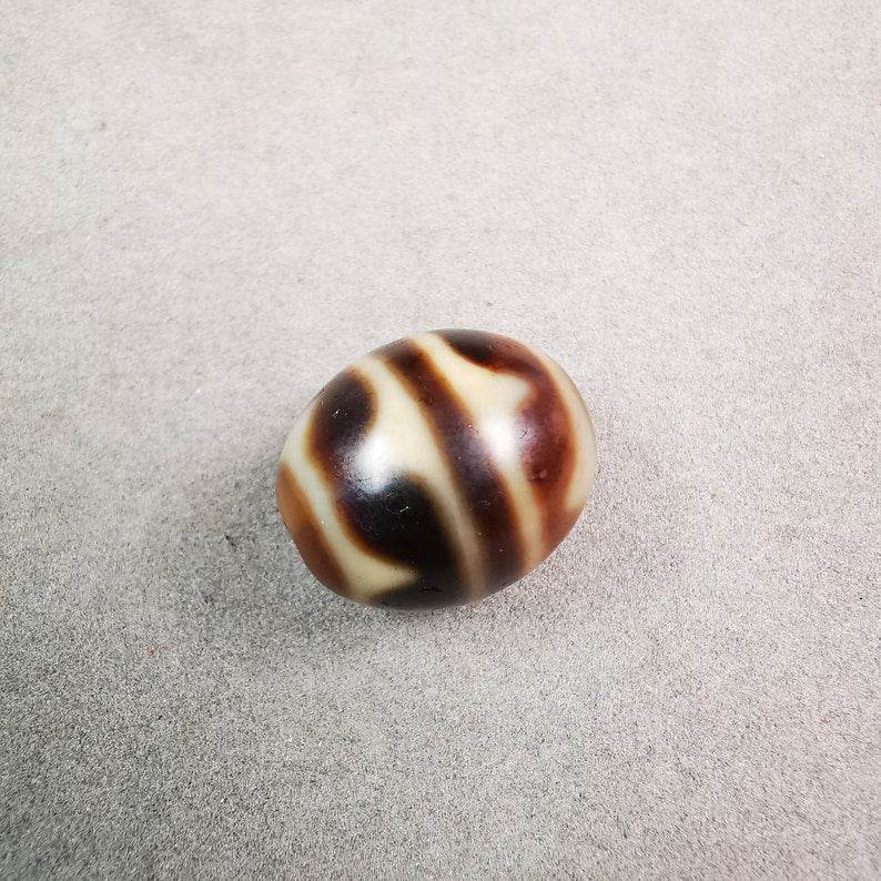 Tiger Tooth Dalo Dzi Bead - Tibetan dzi bead, detailed view