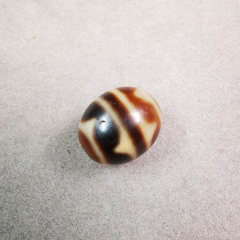 Tiger Tooth Dalo Dzi Bead - Tibetan dzi bead, close-up detail