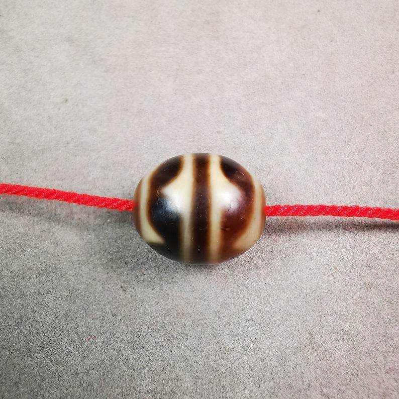 Tiger Tooth Dalo Dzi Bead - Tibetan dzi bead, front view