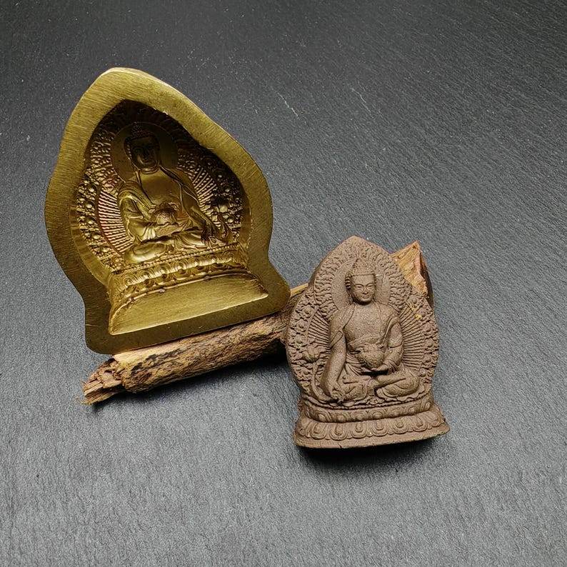 Bhaisajyaguru,Medicine Buddha - 4cm - Tibetan tsa tsa mold, close-up detail