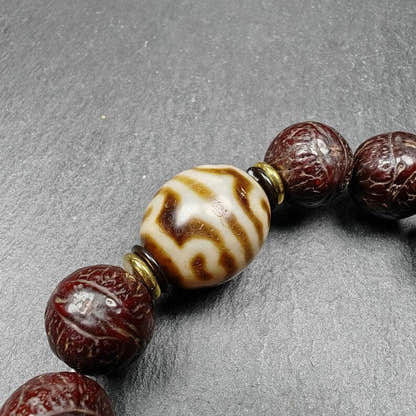 Tibetan Lotus Darlo Dzi Wrist Mala with Old Bodhi Beads - Tibetan Buddhist mala beads, close-up detail