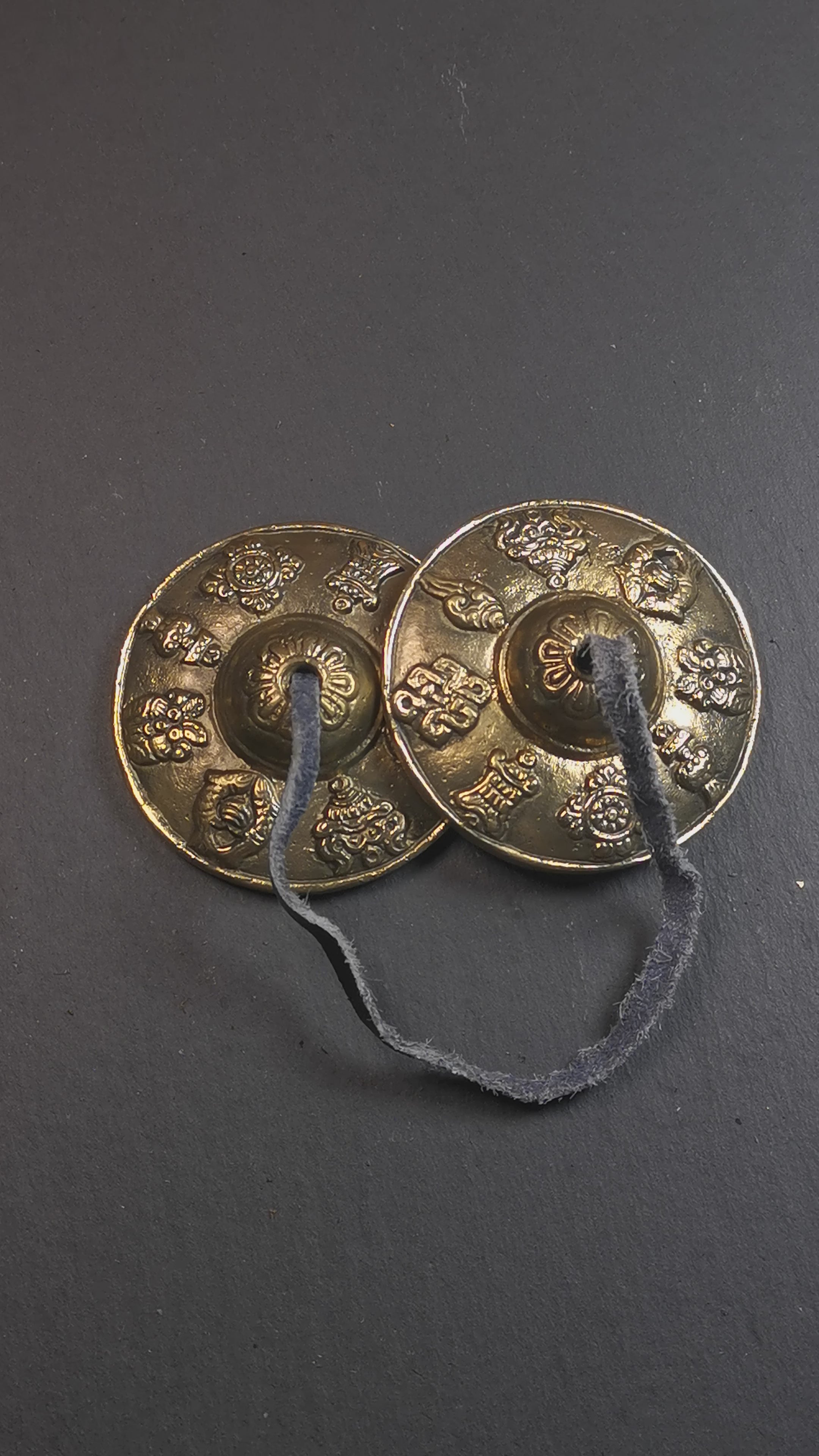 This tingsha bell set was handmade in Nepal,using traditional techniques and materials. It was made of brass,carved astamangal pattern,6.5cm diameter,with pure, clear and resonant,good for meditation. Come with tingsha case.