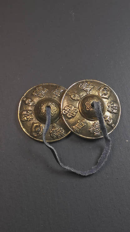 This tingsha bell set was handmade in Nepal,using traditional techniques and materials. It was made of brass,carved astamangal pattern,6.5cm diameter,with pure, clear and resonant,good for meditation. Come with tingsha case.
