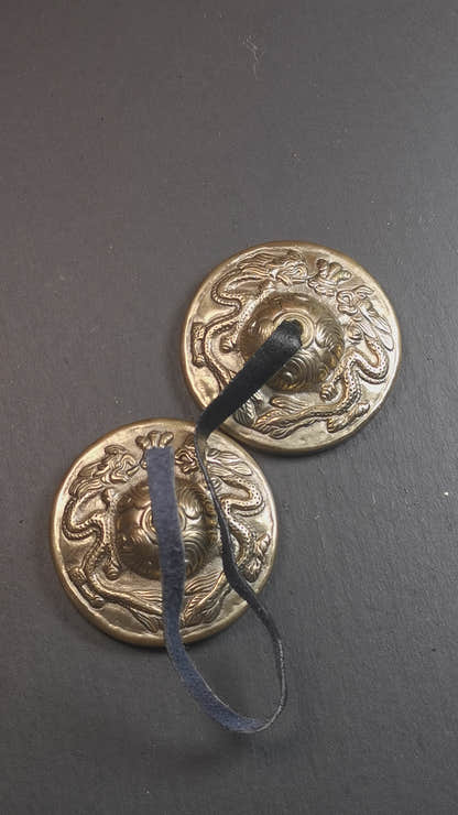 This tingsha bell set was handmade in Nepal,using traditional techniques and materials. It was made of bronze,carved om mani padme hum mantra,6.8cm diameter,with pure, clear and resonant,good for meditation. Come with tingsha case.