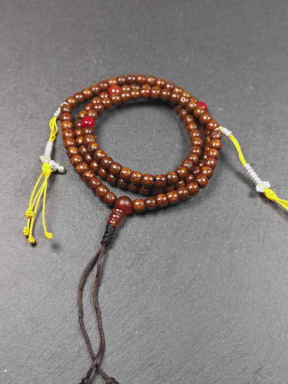 This old lotus seed mala was handmade from tibetan crafts man in Baiyu County,about 20 years old. It's composed of 108 lotus seed beads,then add some agate beads,1 pair of silver bead counters,and agate guru bead on it.