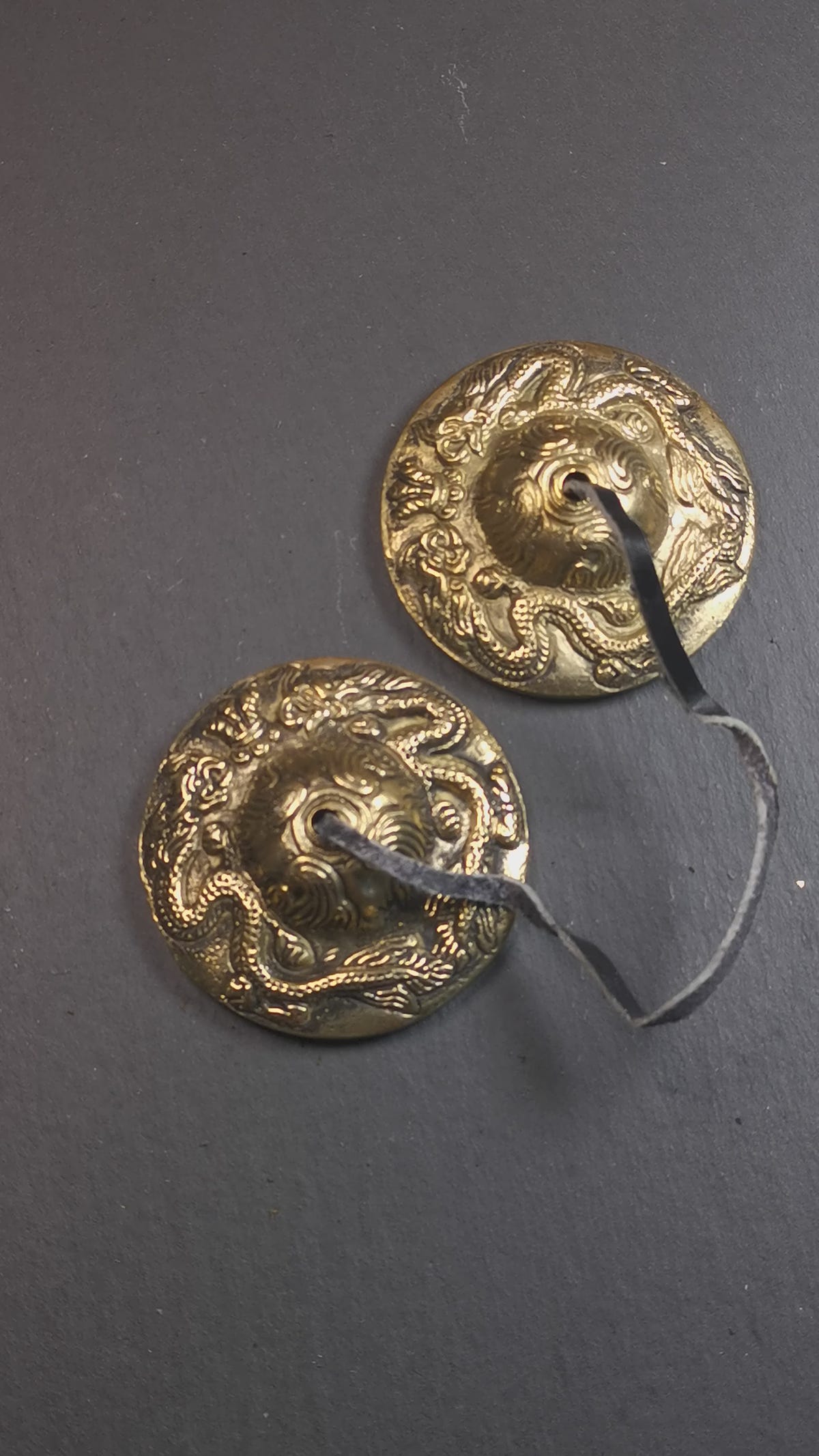 This tingsha bell set was handmade in Nepal,using traditional techniques and materials. It was made of brass,carved 2 dragons pattern,6.5cm diameter,with pure, clear and resonant,good for meditation. Come with tingsha case.