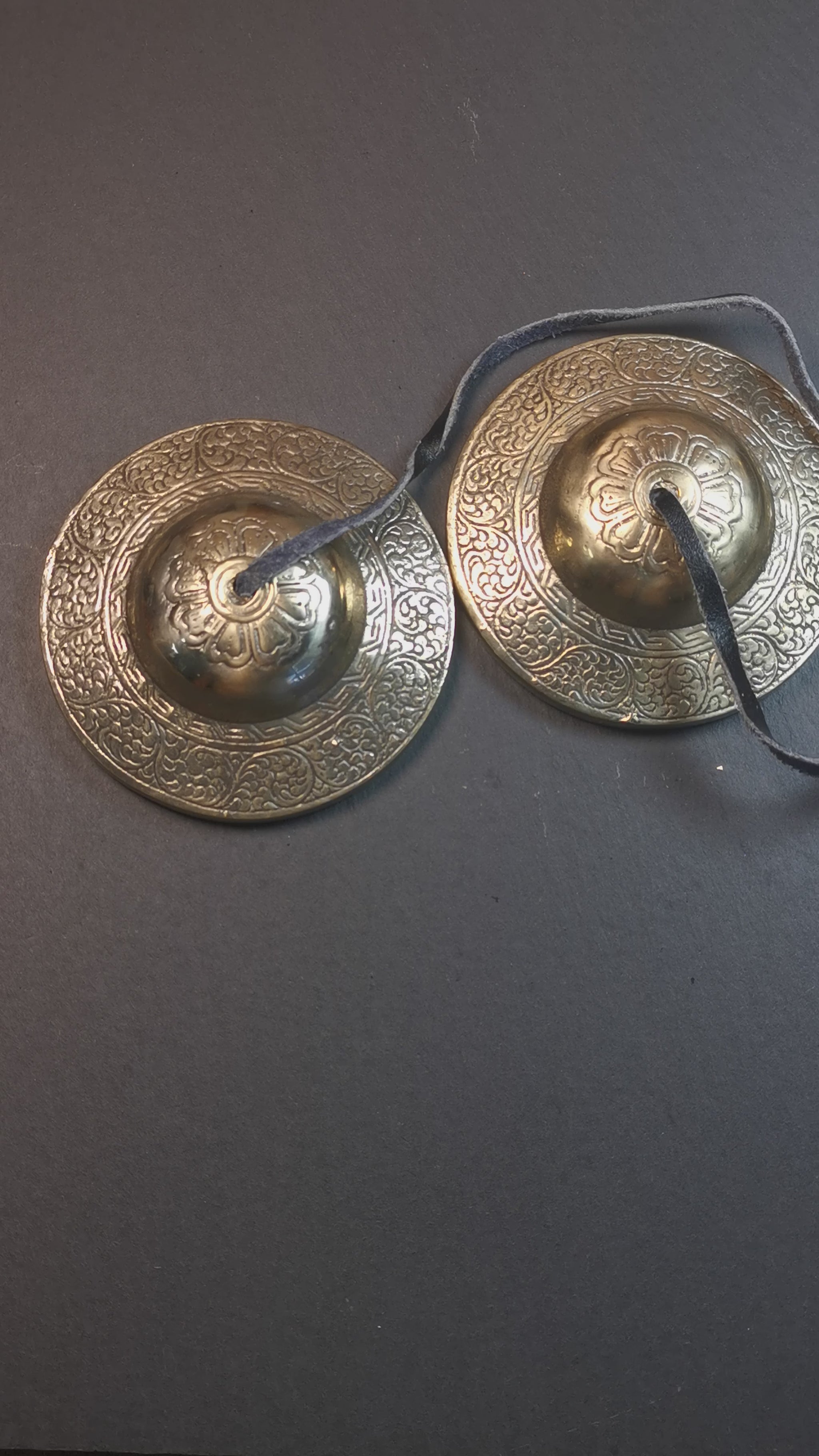 This tingsha bell set was handmade in Nepal,using traditional techniques and materials. It was made of bronze,carved cloud pattern,8.8cm diameter,with pure, clear and resonant,good for meditation. Come with tingsha case.