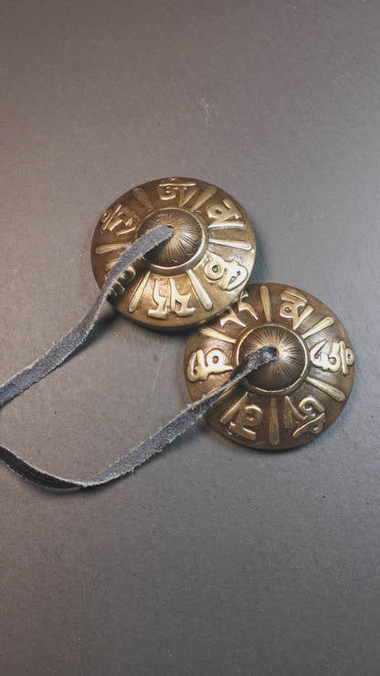 This tingsha bell set was handmade in Nepal,using traditional techniques and materials. It was made of bronze,carved om mani padme hum mantra,8cm diameter,with pure, clear and resonant,good for meditation. Come with tingsha case.