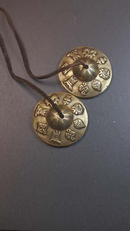 This tingsha bell set was handmade in Nepal,using traditional techniques and materials. It was made of brass,carved astamangal pattern,6.5cm diameter,with pure, clear and resonant,good for meditation. Come with tingsha case.