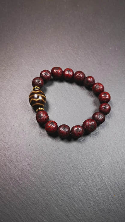 This unique Dalo Dzi bracelet combines the mysterious and unique qualities of the Fortune Wave dalo dzi and 15 old bodhi seed beads,giving it a distinct feel. It is brown in color and has a circumference of approximately 7 inches, suitable for most wrist sizes.