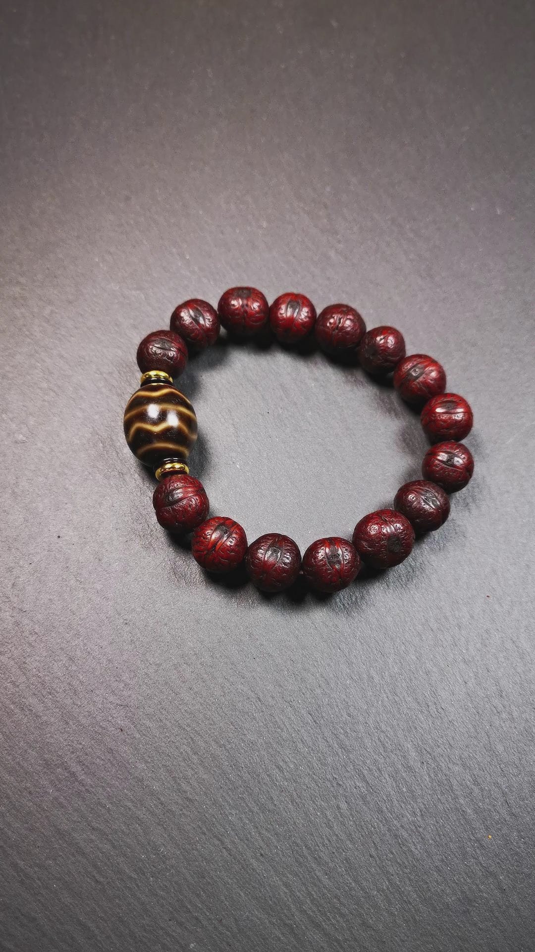This unique Dalo Dzi bracelet combines the mysterious and unique qualities of the Fortune Wave dalo dzi and 15 old bodhi seed beads,giving it a distinct feel. It is brown in color and has a circumference of approximately 7 inches, suitable for most wrist sizes.