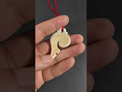 Handgeschnitztes Amulett aus tibetischer Konchenschale, Shankha