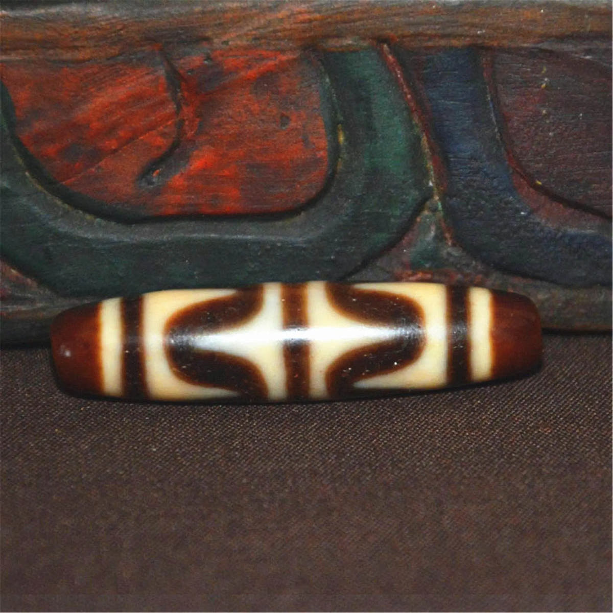 Tiger Tooth Tasso Dzi Bead - Tibetan dzi bead, front view