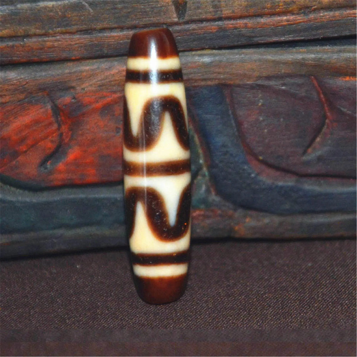 Tiger Tooth Tasso Dzi Bead - Tibetan dzi bead, detailed view